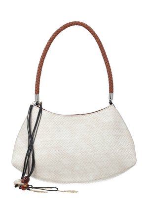 Hvid flettet håndtaske med et buet brunt fletet håndtag og sorte læderkvaster med dekorative perler, der hænger på den ene side.