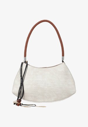 Hvid flettet håndtaske med et buet brunt fletet håndtag og sorte læderkvaster med dekorative perler, der hænger på den ene side.
