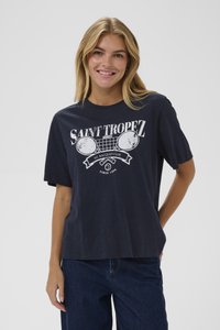 Laivo mėlynos spalvos medvilninis marškinėliai trumpomis rankovėmis, su balta grafika, vaizduojančia teniso raketes, ir užrašu "Saint Tropez" laisvos formos dizaino.