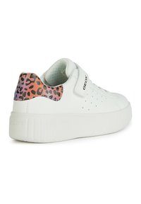 Hvid sneakers med perforerede detaljer og en kraftig hvid sål. Hælen har en accent i pink og lilla leopardmønster. Geox-branding er synlig.