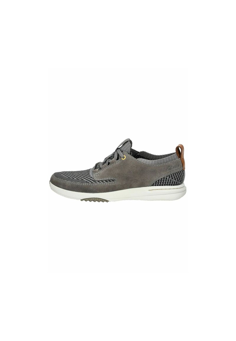 Grau lässiger Schuh aus Wildleder und Mesh mit einer weißen Sohle. Verfügt über ein Schnürdesign, eine abgerundete Zehenform und eine dekorative braune Fersenschlaufe.