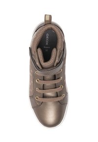 Sneaker alta marrone con finitura metallica, dettagli in tessuto, chiusura con lacci e colletto imbottito per il comfort. Presenta il logo all'interno.