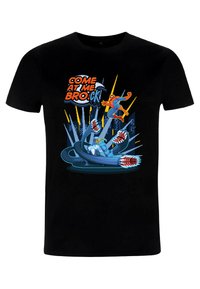 Camiseta negra con un estampado gráfico de un personaje azul en un vehículo verde, con Spider-Man, texto en negrita y colores dinámicos.