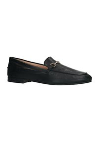 Zwarte leren loafers met een vlakke zool, verlengde vorm en een decoratieve gouden hardware accent aan de voorkant. Gladde textuur.