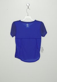 Blå atletisk tröja med korta ärmar, med en meshstruktur och kontrasterande solida paneler. Den har en rund halsringning och sidofickor.