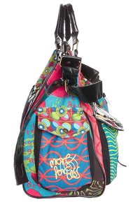 Kleurvolle schoudertas met een mix van patronen in roze, blauw, groen en zwarte stof, met leren accenten en meerdere zakken.