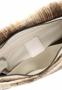 Pochette in ecopelliccia con un motivo marrone e crema, chiusura con zip e fodera interna beige che presenta una piccola etichetta con marchio.