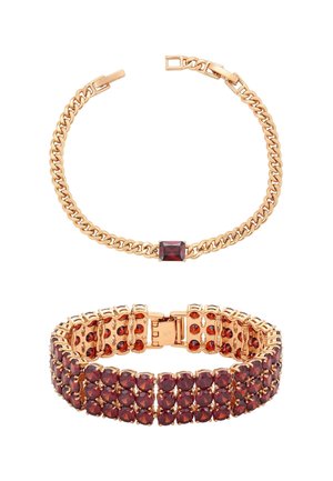 Guldfärgade armbandsduo: ett med sammanlänkade kedjelänkar, det andra med röda ädelstensdetaljer i ett rutnätsmönster, säkrat med ett lås.