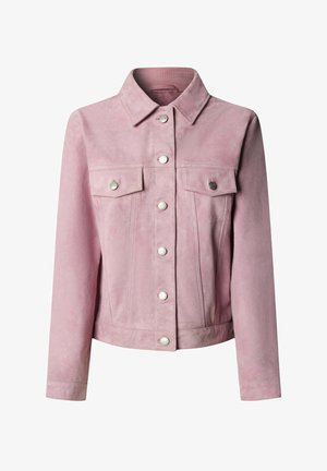 Veste en daim rose clair avec manches longues, col, boutons-pression argentés à l'avant et deux poches poitrine à rabat avec boutons.