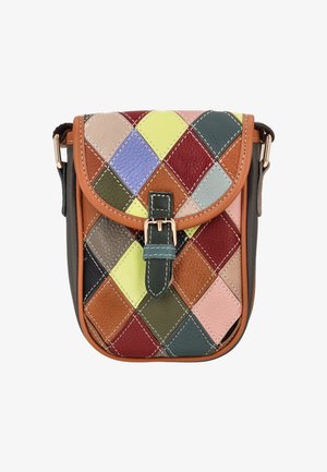 Kožená kabelka v několika barvách s diamantovým vzorem, hnědým lemováním, magnetickým uzávěrem a nastavitelným popruhem. Texturovaný povrch.