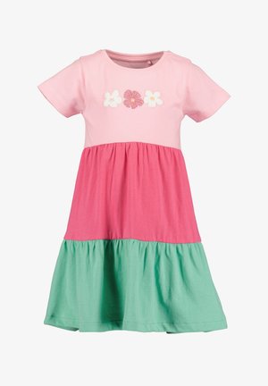 Robe à manches courtes avec un haut rose, une jupe tiered rose et verte, et une broderie florale sur le buste. Fabriquée en tissu en coton doux.