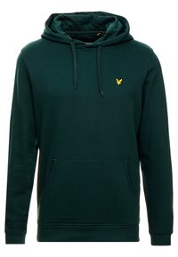 Sudadera verde oscuro de tejido suave, con un bolsillo canguro, capucha ajustable con cordón y un pequeño logo dorado en el pecho.