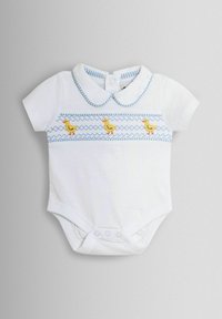 Fehér, rövid ujjú pamut body, kék csíkos gallérral és három sárga kacsahímzéssel a mellrészen. Patentos záródás alul.