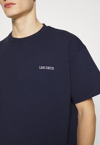 Les Deux DIEGO - T-shirt básica - dark navy/ivory