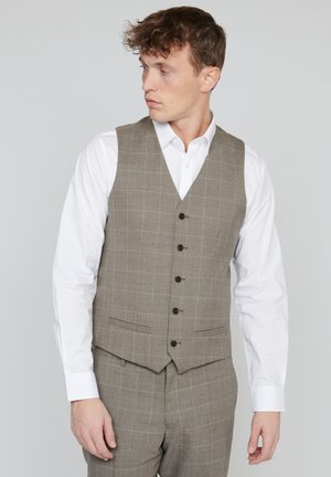 Gilet à carreaux gris en tissu texturé, avec un col en V, cinq boutons et des poches, porté par-dessus une chemise blanche.