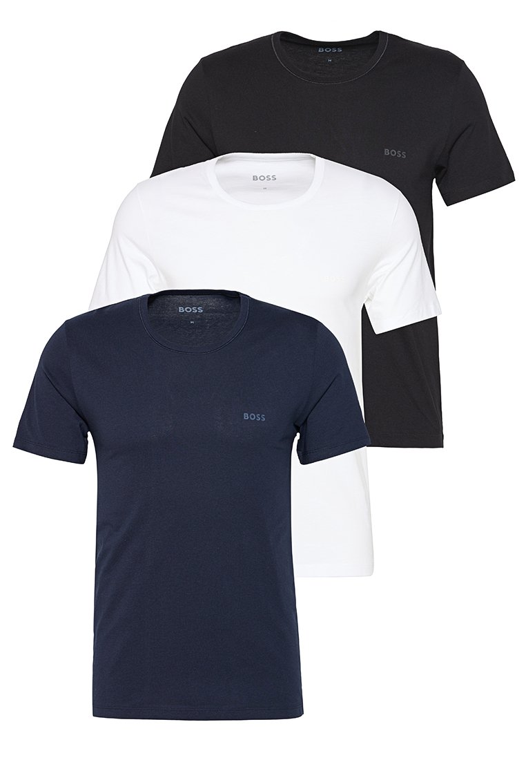 Trois t-shirts à manches courtes en noir, blanc et bleu marine foncé. Chacun présente un col rond et un petit logo "BOSS" sur la poitrine.