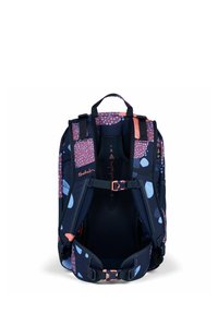 Zaino da bambino blu navy con motivi astratti rosa e azzurri, spallacci imbottiti regolabili, fibbie sul petto e in vita, e una maniglia superiore per il trasporto.