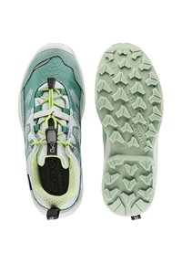 Scarpe sportive verdi con tomaia in rete, chiusura con lacci e sistema di bloccaggio, e suola in gomma testurizzata con battistrada triangolare per una migliore aderenza.