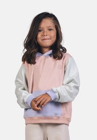Hoodie de couleur pastel avec des panneaux roses, bleu clair et blancs, présentant des manches longues et une poche avant. Tissu doux avec des poignets côtelés.