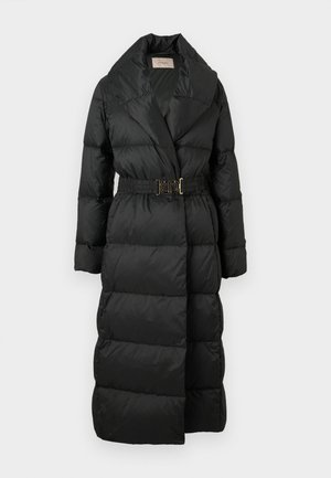 Czarny, pikowany długi płaszcz z szerokim kołnierzem, pasek w talii i wypukłą strukturą, z błyszczącym wykończeniem i wyraźnym zapięciem na guziki.