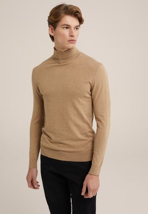 Beige Rollkragenpullover aus weichem Stoff, enganliegendes Design, lange Ärmel, mit gerippten Kragen und Saumdetails; getragen mit dunklen Hosen.