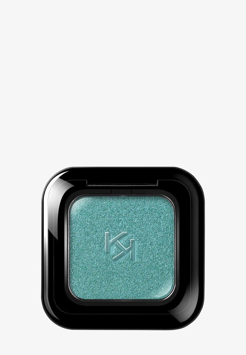 Vierkante zwarte compacte verpakking met glinsterende turquoise oogschaduw, geperst met een gestileerd K- en H-logo in het midden.