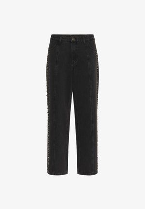 Pantalons droite en denim noir avec des clous décoratifs le long des coutures latérales, dotés d'une fermeture à bouton et à zip classique.
