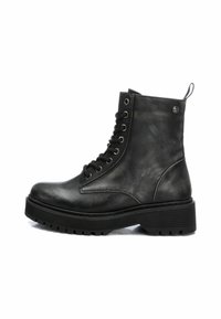 Bota de tobillo de cuero negro con punta redondeada, cordones en la parte delantera, ojales de metal y parte superior texturizada. Presenta una suela gruesa de goma y un lazo en la lengüeta del talón.