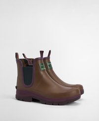 Botas Chelsea em borracha castanha com acabamento texturizado, solas roxas, painéis laterais elásticos verdes e forro de xadrez. Logótipos nos lados externos.