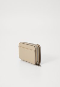 Portafoglio beige con zip, dalla superficie liscia, dotato di uno slot esterno per carte e design minimalista. Accenti in hardware argentato.