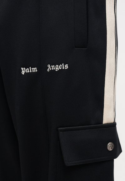 Μαύρο παντελόνι φόρμας με λευκές ρίγες στα πλαϊνά, διακοσμημένο με κεντημένο κείμενο "Palm Angels" και τσέπη cargo με λεπτομέρεια κουμπιού με πατιλέτα.