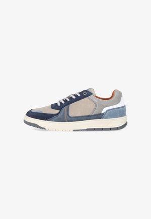 Casual lage sneaker met blauwe, grijze en beige suède- en meshpanelen, witte veters, oranje binnenvoering en een witte zool met zwart profiel.