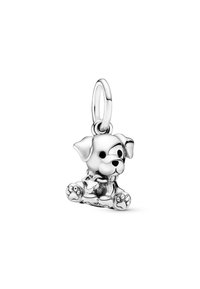 Charm de perro de plata que presenta un cachorro sentado con detalladas características faciales y patas, diseñado con un lazo para sujeción.