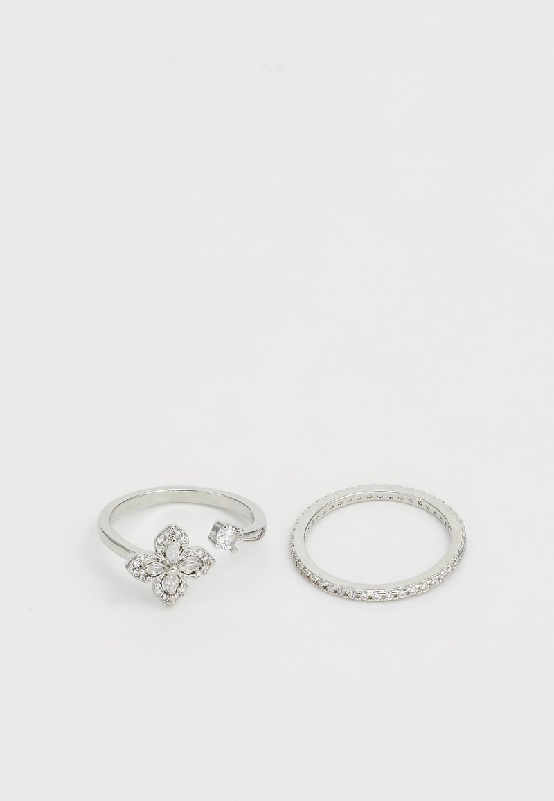 Set aus zwei silbernen Ringen: Einer hat ein florales Design mit Edelsteinen, der andere ist ein einfacher Ring mit kleinen funkelnden Akzenten.
