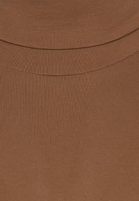 Brauner gerippter Rollkragenpullover mit figurbetontem Design, weichem Material und nahtlosem Abschluss am Kragen.