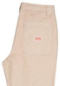 Pantaloni cargo beige in cotone con tasca posteriore. Presentano un'etichetta quadrata arancione e bianca. Texture liscia, design classico.