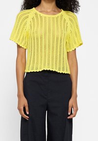 DESIGNERS REMIX T-shirt med print - yellow