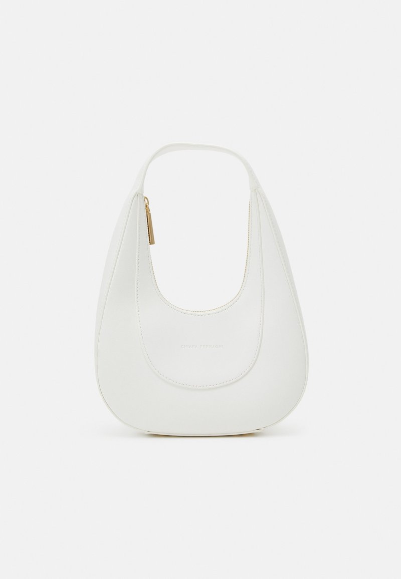 Sac à main en cuir blanc en forme de croissant avec une poignée unique, une fermeture éclair dorée et un logo de marque embossé discret sur la poche avant.
