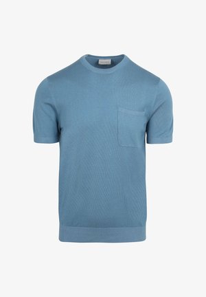 Lichtblauwe trui met korte mouwen, gemaakt van zachte breimateriaal, met een ronde hals en een klein zakje op de linkerborst.