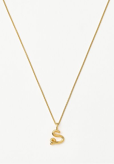 Λεπτό χρυσό κολιέ με λαμπερό χρυσό μενταγιόν σε σχήμα στυλιζαρισμένου γράμματος "S" σε απλό λευκό φόντο.