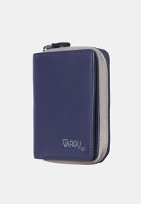 Portefeuille compact zippé en cuir bleu marine avec des accents textiles gris et un détail logo argenté, présentant une forme rectangulaire et une texture lisse.