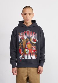 Felpa nera con cappuccio caratterizzata da una grafica prominente di Michael Jordan circondato da palloni da basket. Realizzata in materiale morbido con una vestibilità comoda e polsini a costine.