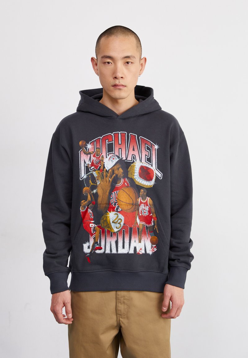 Felpa nera con cappuccio caratterizzata da una grafica prominente di Michael Jordan circondato da palloni da basket. Realizzata in materiale morbido con una vestibilità comoda e polsini a costine.