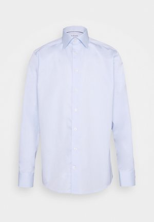 Hellblaues Herrenhemd mit langem Arm, spitzem Kragen und weißen Knöpfen vorne, auf einfarbigem Hintergrund dargestellt.