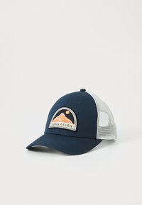 Gorra de béisbol color navy con parte trasera de malla, que presenta un parche con un logo de montaña circular en la parte frontal con acentos en naranja y marrón.