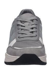 Scarpe sportive grigie che presentano un mix di materiali scamosciati e a rete, punta rotonda, design con lacci e una striscia bianca di accento lungo il lato.
