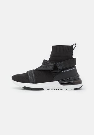 Sort højt sneaker med strikket overdel, justerbare remme, hvid sål og "Calvin Klein Jeans" branding på siden og remmene.