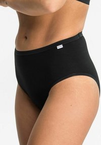 Schwarze hochgeschnittene Panties aus glattem Stoff, mit einfarbigem Design, minimaler Naht und einem kleinen Etikett am Bund.
