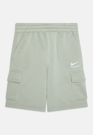 Pantalones cortos deportivos de color verde claro, confeccionados en una tela suave, con una cinturilla elástica, dos bolsillos laterales y dos bolsillos estilo cargo, adornados con un logo.