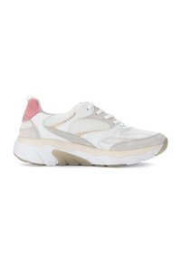 Witte en lichtgrijze sneaker met mesh- en suèdepanelen, roze hielaccent, gestructureerde buitenzool en contrasterende stikdetails.